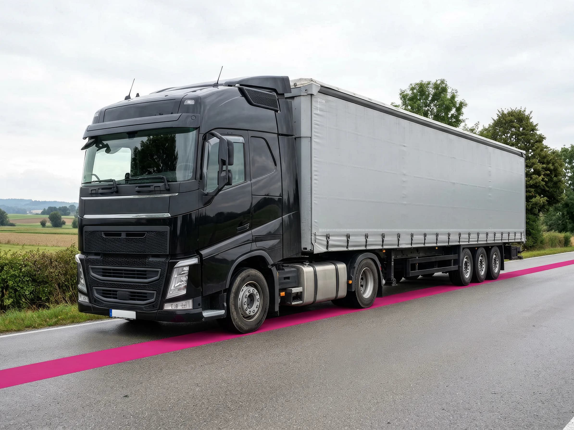 Schwarze Sattelzugmaschine mit hellem Planenauflieger steht auf einer Landstraße